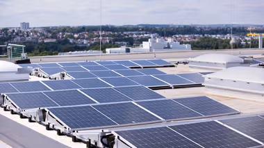 Installazione solare fotovoltaica presso uno stabilimento Unilever a Heilbronn, in Germania, parte del nostro passaggio verso l'energia rinnovabile.