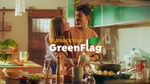 Una donna abbraccia un uomo che sta cucinando in un annuncio della campagna social di Knorr “Green Flag”.