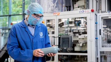 Gli esperti di imballaggi di Unilever testano la plastica riciclata presso il nostro centro di produzione avanzata di Port Sunlight per garantirne la sicurezza e la qualità.
