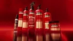 Un'immagine di spray, flaconi e confezioni rossi della linea per la cura dei capelli TRESemmé di Unilever, creata utilizzando la tecnologia dei gemelli digitali.